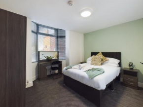 Six Bedroom Home - Train Station & Town Centre Location!